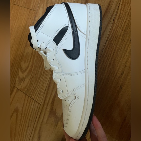 Selling Jordan 1 mids - Picture 2 of 4